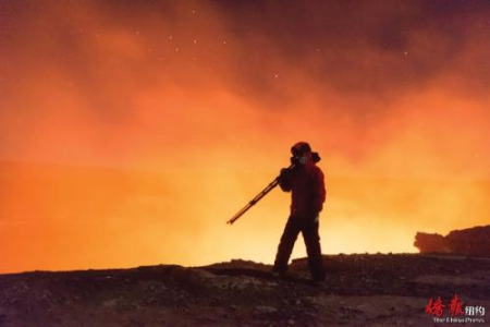 站在火山口邊緣，譚乃殷有一種火星救援的感覺。（美國(guó)《僑報(bào)》）
