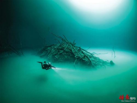 仙境般如夢(mèng)似幻的圣井。（美國(guó)《僑報(bào)》）