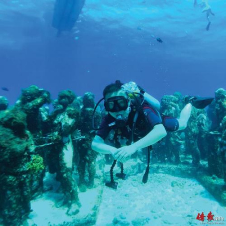 狂熱的潛水迷在神秘世界里探索。（美國(guó)《僑報(bào)》）