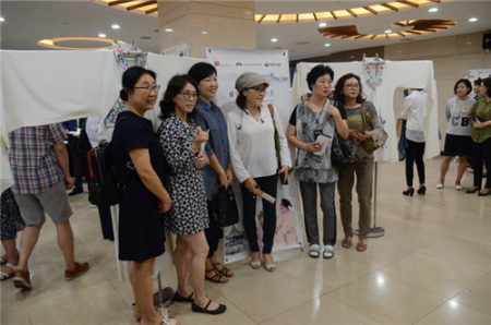 韓國觀眾們爭相與昆劇戲服合影 韓國觀眾們爭相與昆劇戲服合影