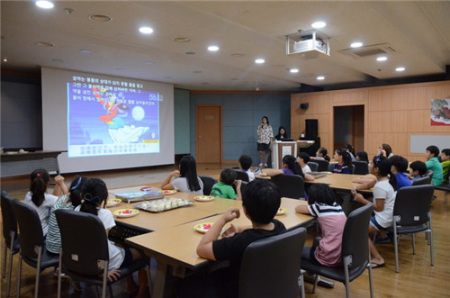 孩子們觀看中秋節(jié)來歷的動(dòng)畫視頻 孩子們觀看中秋節(jié)來歷的動(dòng)畫視頻