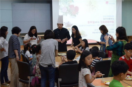 中心廚師龍瑋手把手指導(dǎo)孩子們做月餅 中心廚師龍瑋手把手指導(dǎo)孩子們做月餅