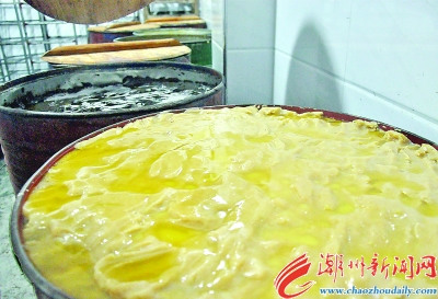 將制成的豆泥餅餡儲藏待用。