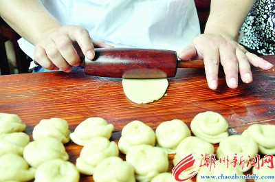 將揉好的面團(tuán)分成小塊，用面杖碾壓成片狀，再卷成小面團(tuán)待用。