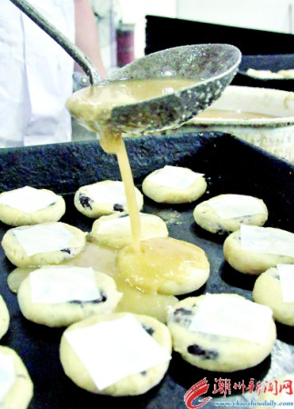 將生餅淋上適量豬油后放進(jìn)電烤爐烘焙。