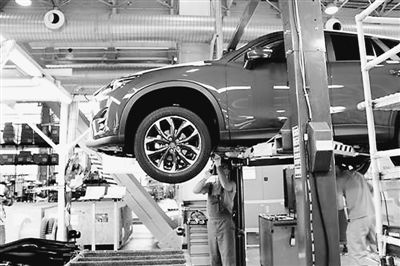 在符拉迪沃斯托克一處工業(yè)園區(qū)內(nèi)的合資汽車(chē)組裝廠，當(dāng)?shù)毓と嗽谲?chē)間工作。（《人民日?qǐng)?bào)》/張光政 攝) 