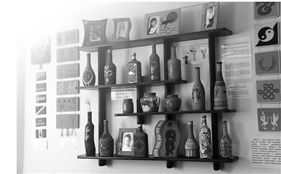 在“海洋”兒童中心主樓的手工制作室，墻上的架子陳列著各國(guó)孩子們的作品。（《人民日?qǐng)?bào)》/張光政 攝) 