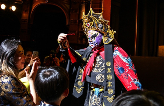 小童星李沐陽(yáng)走下舞臺(tái)，近距離讓觀眾看“變臉”絕活，掀起演出的一個(gè)高潮。