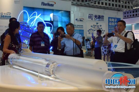 海外華文媒體高層在光谷展示中心參觀 馬芙蓉 攝