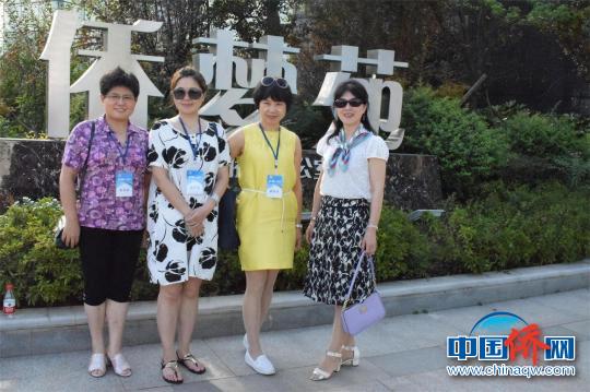 海外華文媒體高層在“僑夢苑”前合影 馬芙蓉 攝 海外華文媒體高層在“僑夢苑”前合影 馬芙蓉 攝