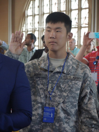 權(quán)新杰宣誓入籍。(美國《世界日報》/高夢梓 攝)