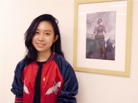 紐約長島冷泉港高中學(xué)生徐一坤，與油畫金獎作品《拳擊手》。(美國《世界日報》/胡毓玲 攝)