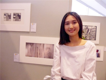 紐約史岱文森高中潘月薇與得獎作品《在控制之下》。(美國《世界日報》/胡毓玲 攝)