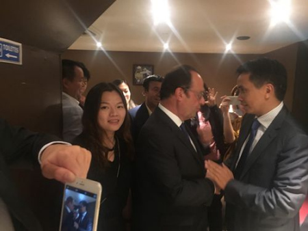 奧朗德與黃進(jìn)親切交談。（法國《歐洲時(shí)報(bào)》 /孔帆 攝）