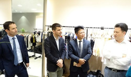 黃學(xué)勝（右1）、胡奇業(yè)（右2）介紹華人商區(qū)的情況。（法國(guó)《歐洲時(shí)報(bào)》 /孔帆 攝）