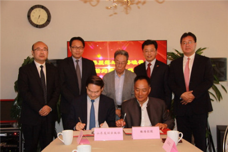 王蒙、任發(fā)強(qiáng)副總領(lǐng)事等嘉賓共同見證簽署尼山書屋落戶協(xié)議。