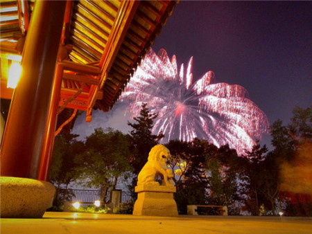 煙花表演與中國靜園相得益彰。(李民 姜佩璋 攝)