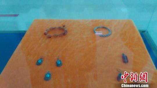 新疆博爾塔拉少數(shù)民族的生活用品、飾品?！×戊o 攝