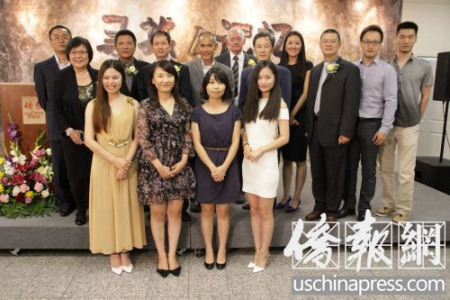 大型人文紀(jì)錄片《金山夢(mèng)-尋找·道釘記憶》部分制作人員在首映禮上合影。