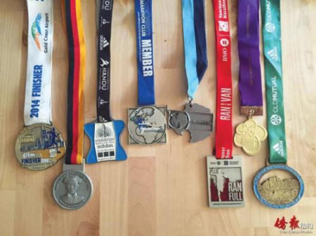 參與馬拉松比賽所獲獎(jiǎng)牌。（美國(guó)《僑報(bào)》）