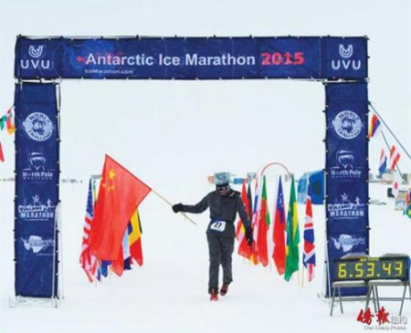 手持五星紅旗沖過(guò)終點(diǎn)。（美國(guó)《僑報(bào)》）