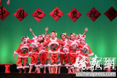 麗莎舞蹈學院的《姥姥門前看大戲》極具童趣，小演員的可愛也讓現場氣氛變得愈發(fā)熱烈。