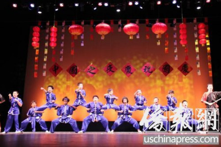 龍韻少林武術學院的小武術家們組成了硬朗的人墻。