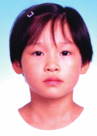 2000年，菲菲出國(guó)前拍的證件照。(菲菲供圖)