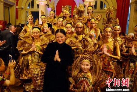 圖為文化周開幕式上以中國傳統(tǒng)文化“五行”為設(shè)計靈感的時裝表演?！↓垊ξ?攝