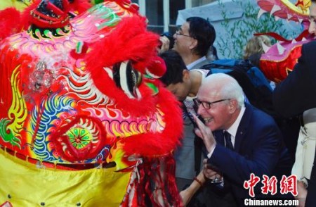 圖為文化周開幕式上法國觀眾與舞獅表演者互動。　龍劍武 攝