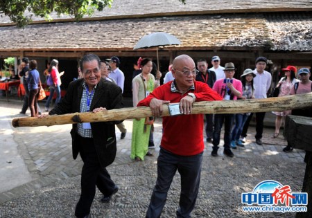 參加“行走中國•港澳臺東南亞華文媒體云南行”活動的媒體代表在云南西雙版納體驗傳統(tǒng)榨甘蔗汁(左為本文作者) 參加“行走中國•港澳臺東南亞華文媒體云南行”活動的媒體代表在云南西雙版納體驗傳統(tǒng)榨甘蔗汁(左為本文作者)