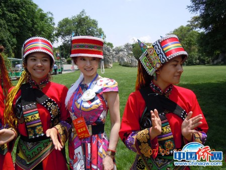 鄭旭旦(中)在石林景區(qū)與少數(shù)民族合影 鄭旭旦(中)在石林景區(qū)與少數(shù)民族合影