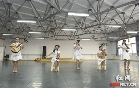 由湖南省歌舞劇院民樂團(tuán)選送的二胡與琵琶演奏《洞庭魚米香》。