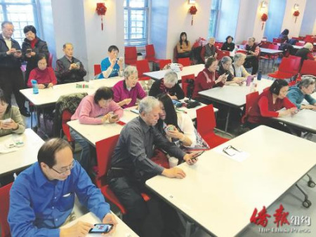人瑞中心為耆老舉辦微信課程，圖為學(xué)員們?cè)趯W(xué)成后進(jìn)行比賽。（美國《僑報(bào)》）