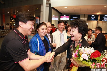 當(dāng)?shù)貢r(shí)間9月21日晚，中國(guó)國(guó)務(wù)院僑辦主任裘援平（右一）乘機(jī)抵達(dá)加拿大蒙特利爾皮埃爾·埃利奧特·特魯多國(guó)際機(jī)場(chǎng)，慰問(wèn)當(dāng)?shù)貎S胞，開(kāi)展僑務(wù)工作。裘援平在機(jī)場(chǎng)受到當(dāng)?shù)貎S胞熱烈歡迎。<a target='_blank' >中新社</a>記者 徐長(zhǎng)安 攝