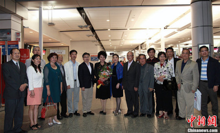 中國(guó)駐蒙特利爾總領(lǐng)事彭驚濤到機(jī)場(chǎng)迎接。<a target='_blank' >中新社</a>記者 徐長(zhǎng)安 攝