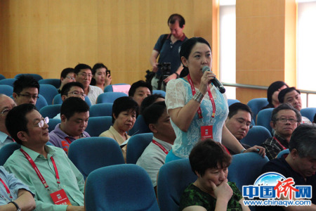 作者代表法國《法中網(wǎng)》在活動座談中提問。