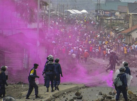 警察向騷亂人群投擲閃光彈（網(wǎng)頁截圖）