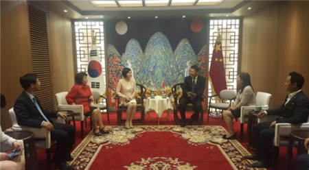 活動前，(社)韓中文化友好協(xié)會曲歡會長與中國國務院僑辦人事司王志民副司長、中國駐韓國大使館鄧瓊總領事、江蘇省鎮(zhèn)江市僑辦魏弘揚主任在韓中緣文化館進行了友好會談。