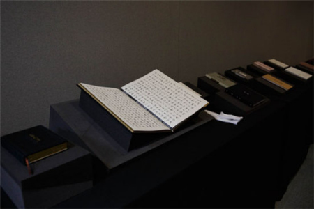 南京周開幕式上陳列的精美圖書。