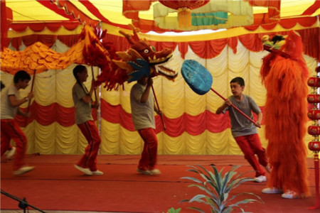尼泊爾小學(xué)生在舞臺上舞龍。