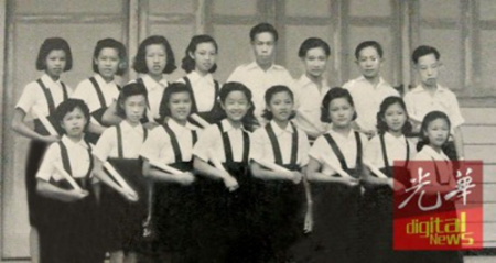 李美齡(前排左1)是加央群益華小1951年第5屆畢業(yè)生。(馬來西亞《光華日報》)