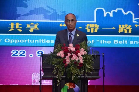 鄧偉根市長(zhǎng)做了熱情洋溢的講話。