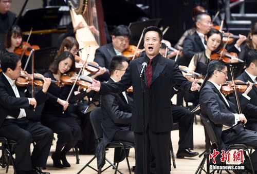 著名歌唱家閻維文應(yīng)邀獻(xiàn)藝。<a target='_blank' >中新社</a>記者 張宇 攝