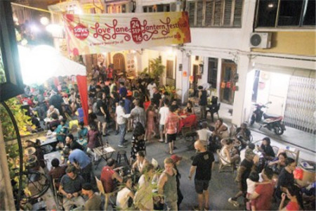 一場(chǎng)空前的活動(dòng)，讓愛(ài)情巷熱鬧起來(lái)。