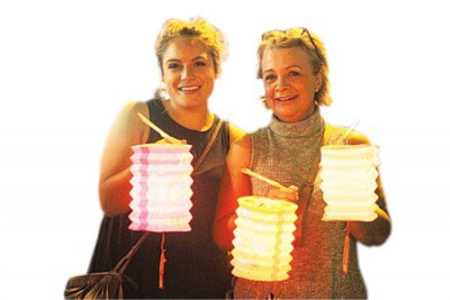 提著燈籠的游客，體驗(yàn)中華文化。