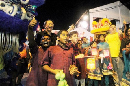 各族同胞及游客都對(duì)舞獅倍感興趣。