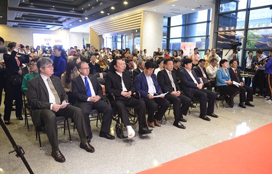 出席開幕式現(xiàn)場的嘉賓。