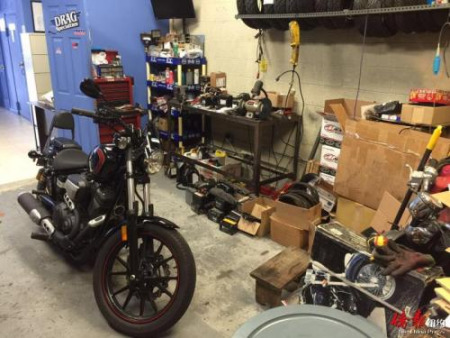 摩托車維修工作間。 （美國(guó)《僑報(bào)》/宋旸 攝）
