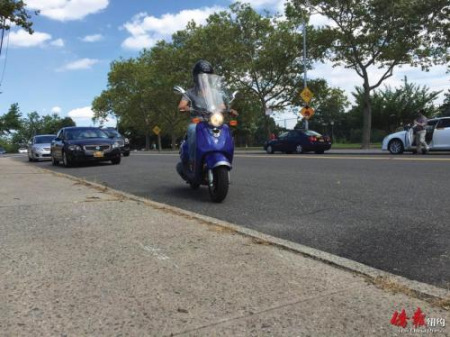 為學員示范和講解駕駛要領(lǐng)。（美國《僑報》/宋旸 攝）